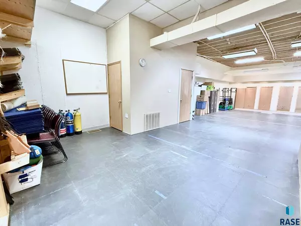 105 S Main Ave, Hartford, SD 57033-2022