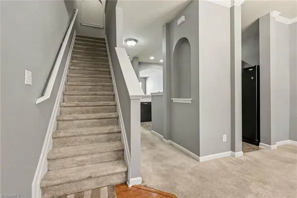 45 Ledgerstone LN, Greensboro, NC 27407