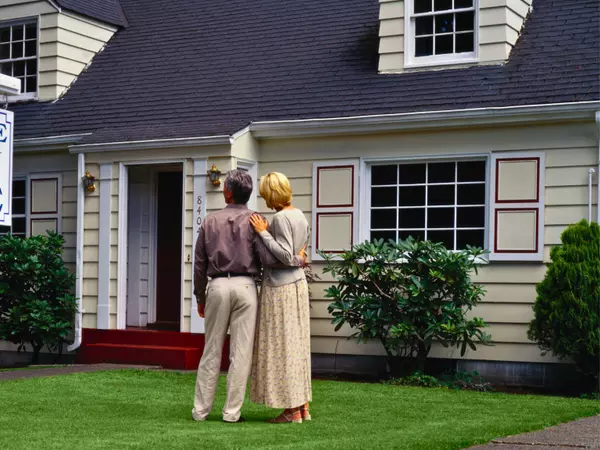 feature image of Is It Better to Use a Big Real Estate Team or a Small One?