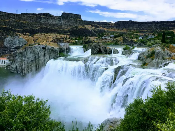 feature image of Why Are So Many People Moving to Idaho? Top Reasons to Relocate to the Gem State