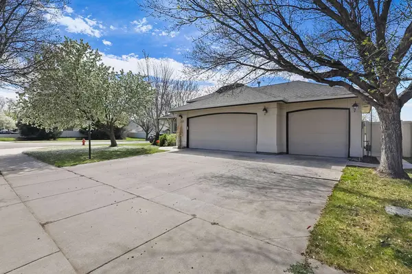 1727 N Vinifera Pl, Kuna, ID 83634-5040