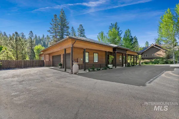 22 Creekside Ct, Garden Valley, ID 83622