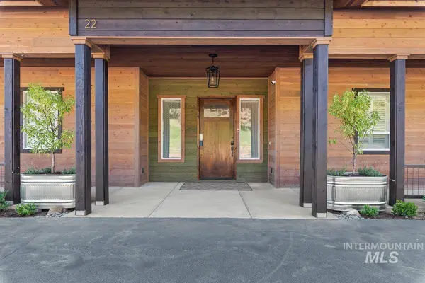 22 Creekside Ct, Garden Valley, ID 83622