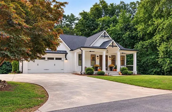 6052 Oak Hill DR, Flowery Branch, GA 30542