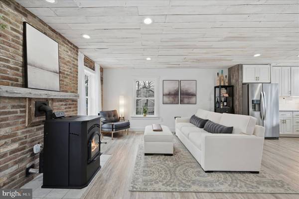 1239 LAKEVIEW DR, Cross Junction, VA 22625