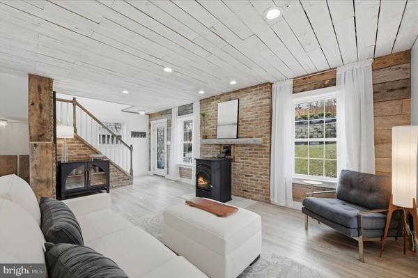 1239 LAKEVIEW DR, Cross Junction, VA 22625