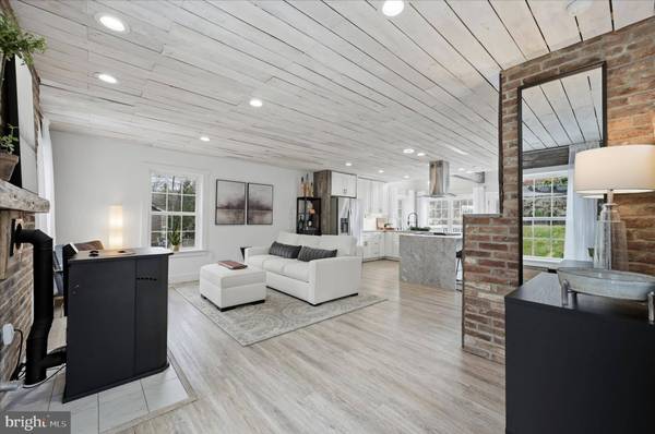 1239 LAKEVIEW DR, Cross Junction, VA 22625