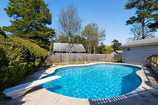 19 Seaside Ave, Marmora, NJ 08223