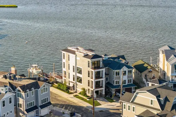 233 W 17th St, Ocean City, NJ 08226