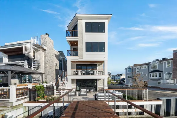 233 W 17th St, Ocean City, NJ 08226