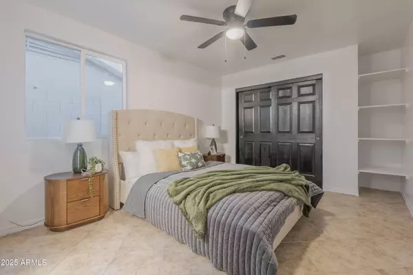 251 W DESERT Drive, Phoenix, AZ 85041