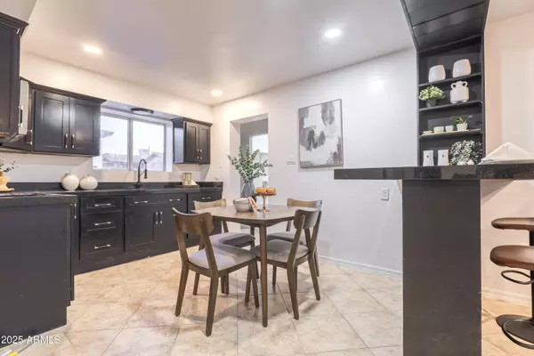 251 W DESERT Drive, Phoenix, AZ 85041