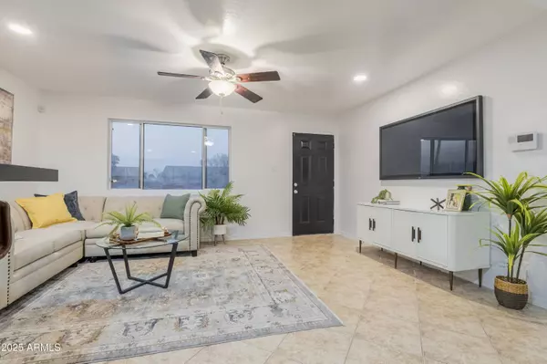 251 W DESERT Drive, Phoenix, AZ 85041