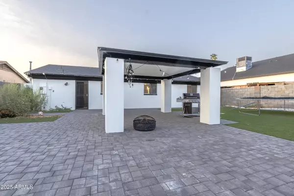 251 W DESERT Drive, Phoenix, AZ 85041