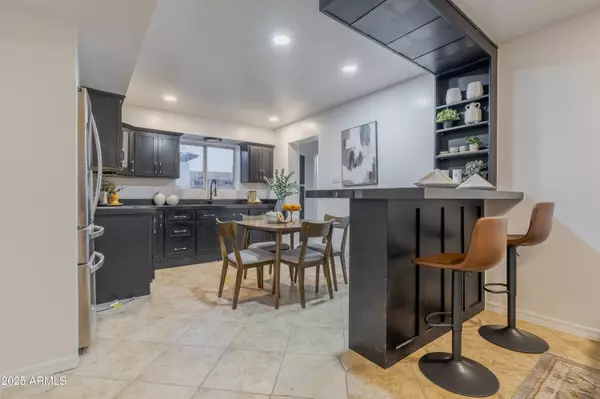 251 W DESERT Drive, Phoenix, AZ 85041