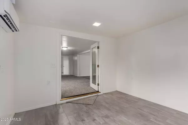 422 E WAGONER Road, Phoenix, AZ 85022