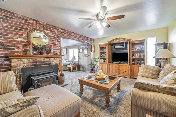 6673 Mirabeau Dr, Newark, CA 94560