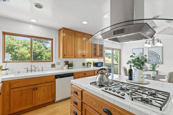 24836 Canyon View Ct, Hayward, CA 94541