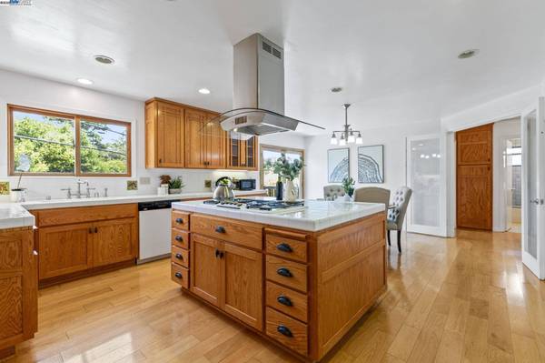 24836 Canyon View Ct, Hayward, CA 94541