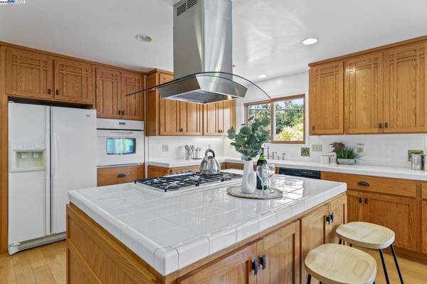 24836 Canyon View Ct, Hayward, CA 94541