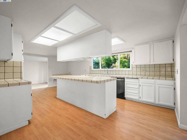 1800 Weir Dr, Hayward, CA 94541