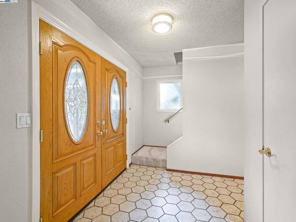 1800 Weir Dr, Hayward, CA 94541