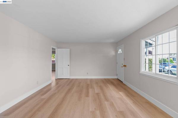 246 Tunis Rd, Oakland, CA 94603