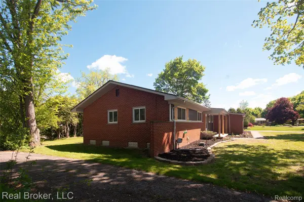 31720 N Marklawn ST, Farmington Hills, MI 48334