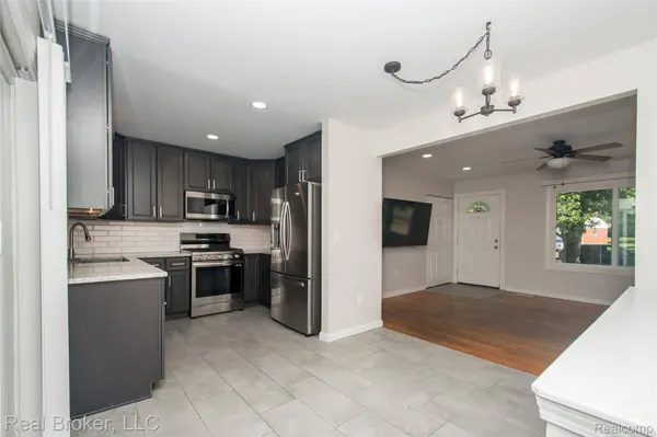 5103 Ridgetop DR, Waterford Charter Township, MI 48327