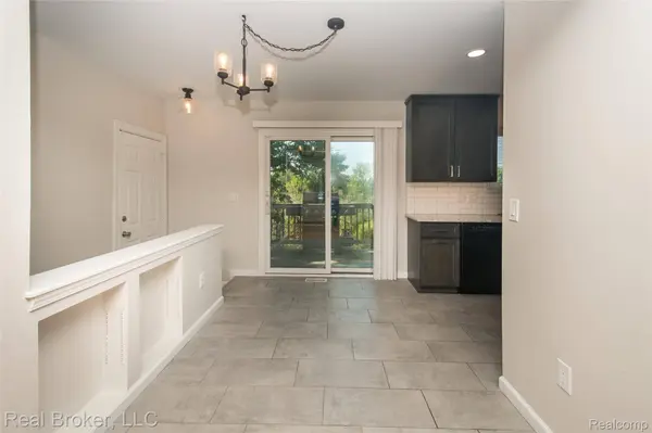 5103 Ridgetop DR, Waterford Charter Township, MI 48327