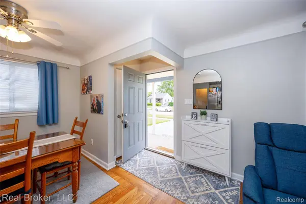 29454 Barton ST, Garden City, MI 48135