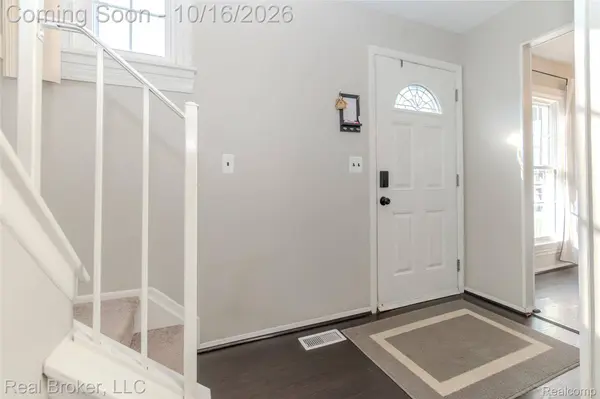 24671 Bashian DR, Novi, MI 48375