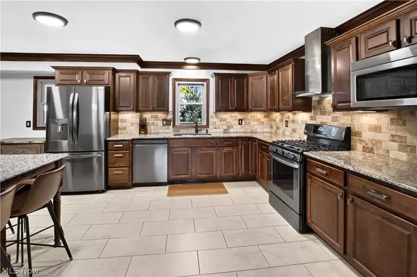 3080 Stoney Creek DR, North Royalton, OH 44133