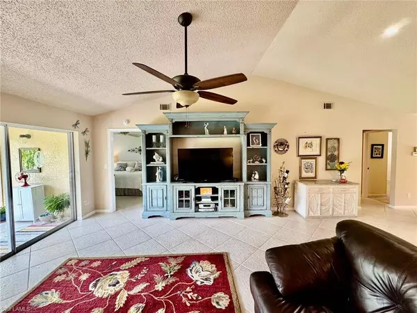 3695 Amberly CIR #E305, Naples, FL 34112