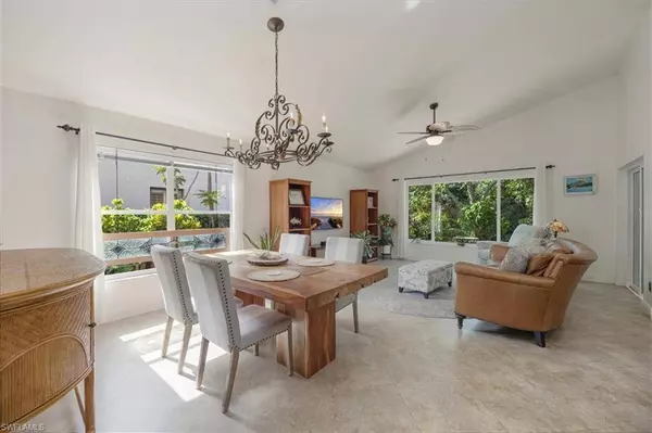 5886 Westbourgh CT, Naples, FL 34112