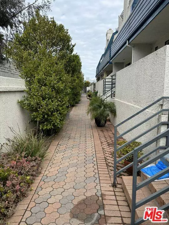 1749 12th St #B, Santa Monica, CA 90404