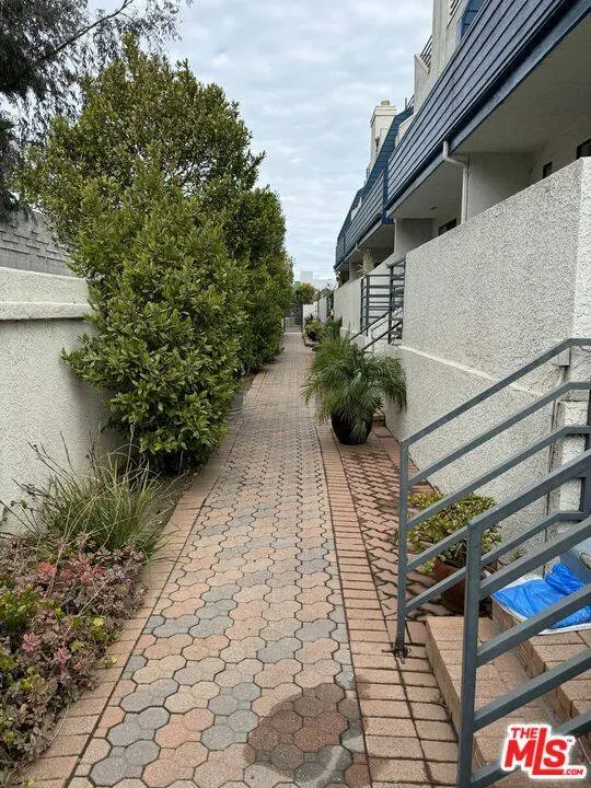 1749 12th St #B, Santa Monica, CA 90404