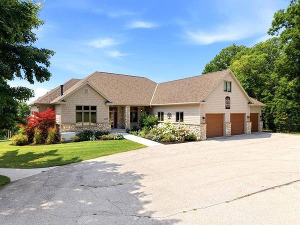 4725 Bluff Dr, Sturgeon Bay, WI 54235