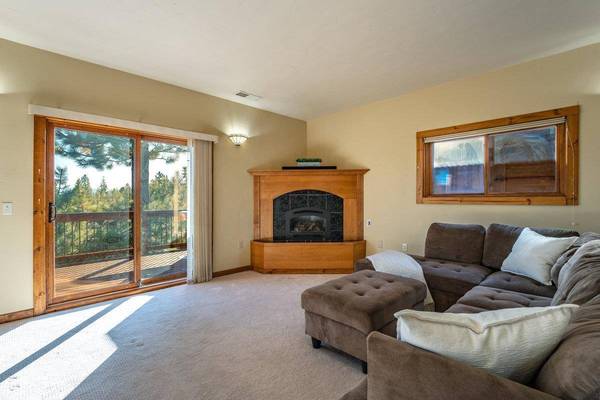 16725 Skislope Way, Truckee, CA 96161