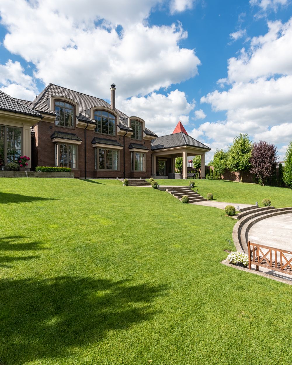 An elegant brick residence with a manicured lawn in North Florida