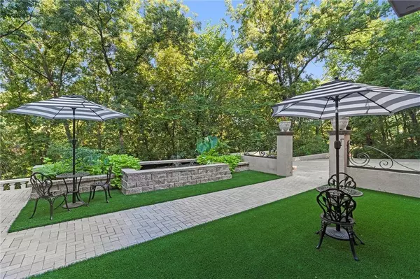 1149 Nottingham DR, Liberty, MO 64068