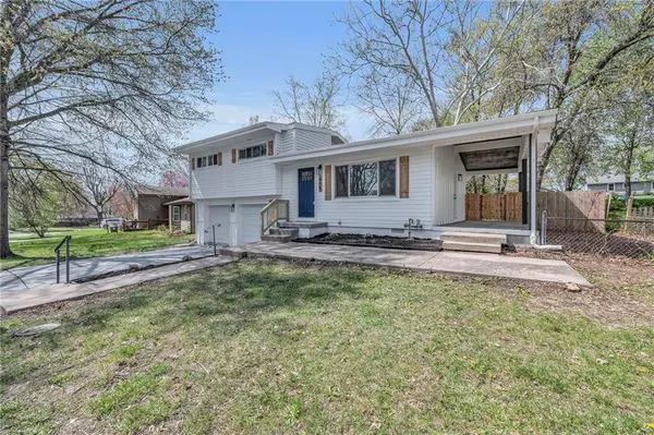 608 Lacy LN, Belton, MO 64012