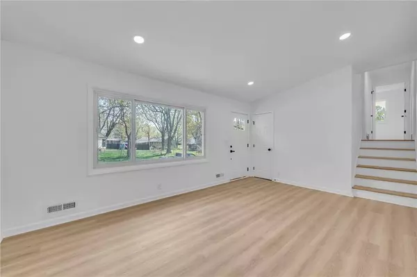 608 Lacy LN, Belton, MO 64012