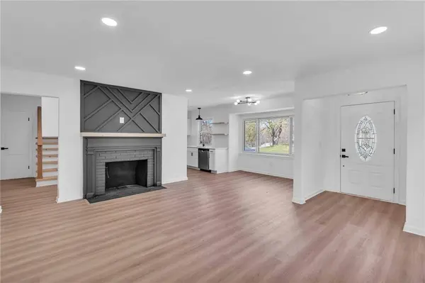 6518 NW Rock Garden RD, Parkville, MO 64152