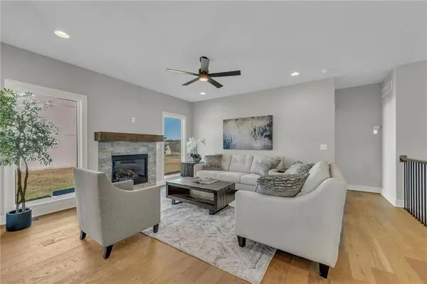 500 6th ST, Smithville, MO 64089