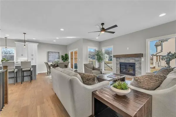 500 6th ST, Smithville, MO 64089