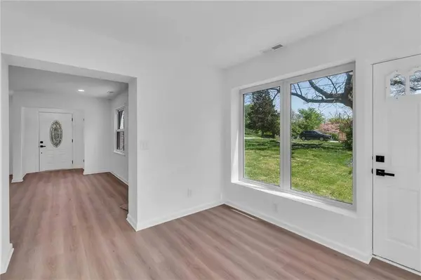 6518 NW Rock Garden RD, Parkville, MO 64152