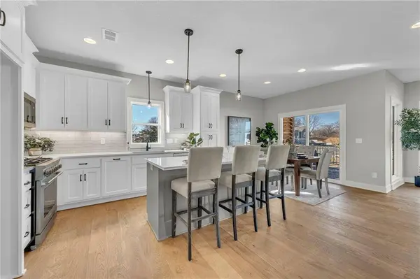 500 6th ST, Smithville, MO 64089