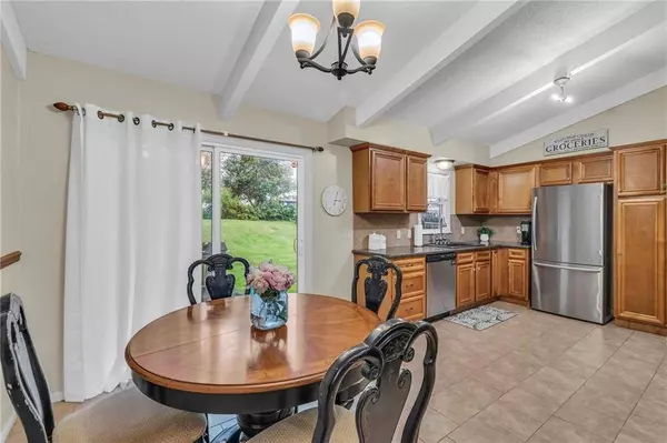 2002 NE 64th ST, Gladstone, MO 64118