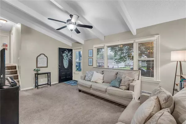 2002 NE 64th ST, Gladstone, MO 64118